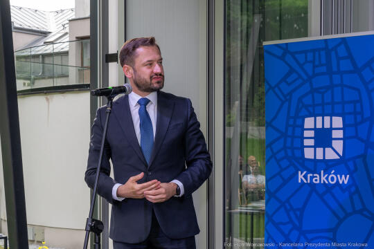 Jacek Zieliński urodził się 6 września w Krakowie. Ukończył liceum muzyczne w klasie skrzypiec