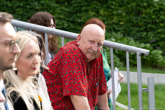 Jacek Zieliński urodził się 6 września w Krakowie. Ukończył liceum muzyczne w klasie skrzypiec