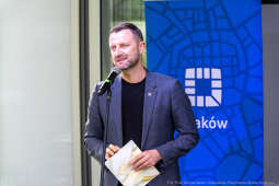 Jacek Zieliński urodził się 6 września w Krakowie. Ukończył liceum muzyczne w klasie skrzypiec