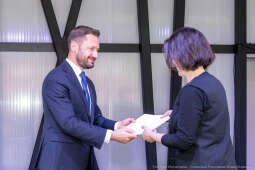 Jacek Zieliński urodził się 6 września w Krakowie. Ukończył liceum muzyczne w klasie skrzypiec