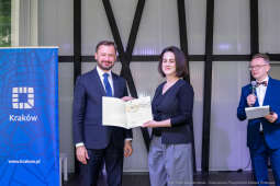 Jacek Zieliński urodził się 6 września w Krakowie. Ukończył liceum muzyczne w klasie skrzypiec