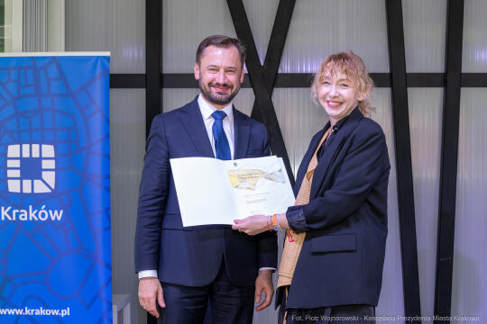 Jacek Zieliński urodził się 6 września w Krakowie. Ukończył liceum muzyczne w klasie skrzypiec