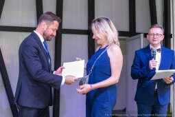 Jacek Zieliński urodził się 6 września w Krakowie. Ukończył liceum muzyczne w klasie skrzypiec