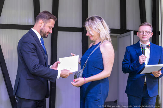 Jacek Zieliński urodził się 6 września w Krakowie. Ukończył liceum muzyczne w klasie skrzypiec