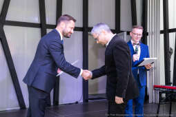 Jacek Zieliński urodził się 6 września w Krakowie. Ukończył liceum muzyczne w klasie skrzypiec