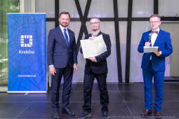 Jacek Zieliński urodził się 6 września w Krakowie. Ukończył liceum muzyczne w klasie skrzypiec