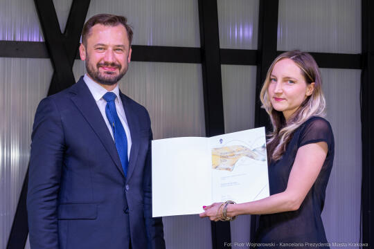 Jacek Zieliński urodził się 6 września w Krakowie. Ukończył liceum muzyczne w klasie skrzypiec