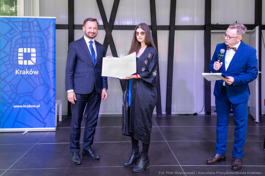 Jacek Zieliński urodził się 6 września w Krakowie. Ukończył liceum muzyczne w klasie skrzypiec