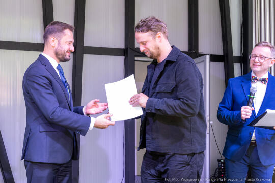 Jacek Zieliński urodził się 6 września w Krakowie. Ukończył liceum muzyczne w klasie skrzypiec