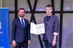 Jacek Zieliński urodził się 6 września w Krakowie. Ukończył liceum muzyczne w klasie skrzypiec