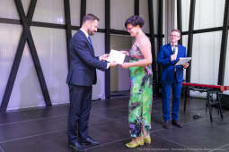 Jacek Zieliński urodził się 6 września w Krakowie. Ukończył liceum muzyczne w klasie skrzypiec