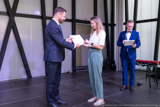 Jacek Zieliński urodził się 6 września w Krakowie. Ukończył liceum muzyczne w klasie skrzypiec