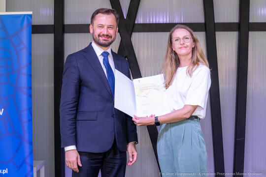 Jacek Zieliński urodził się 6 września w Krakowie. Ukończył liceum muzyczne w klasie skrzypiec