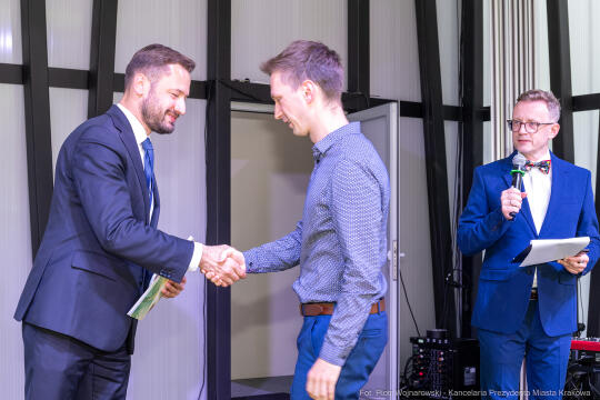 Jacek Zieliński urodził się 6 września w Krakowie. Ukończył liceum muzyczne w klasie skrzypiec