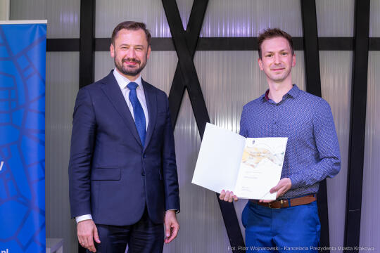 Jacek Zieliński urodził się 6 września w Krakowie. Ukończył liceum muzyczne w klasie skrzypiec