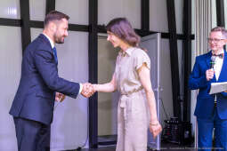 Jacek Zieliński urodził się 6 września w Krakowie. Ukończył liceum muzyczne w klasie skrzypiec