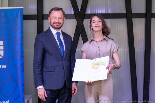 Jacek Zieliński urodził się 6 września w Krakowie. Ukończył liceum muzyczne w klasie skrzypiec