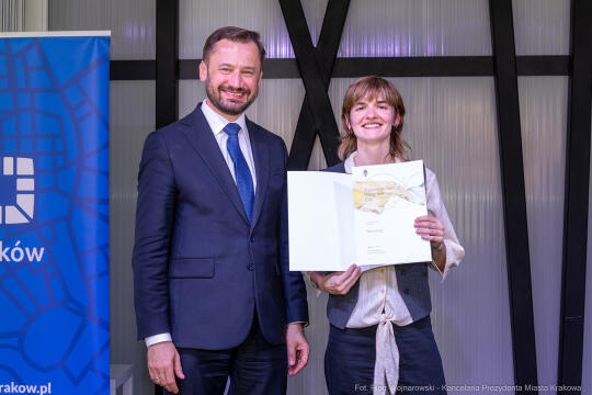 Jacek Zieliński urodził się 6 września w Krakowie. Ukończył liceum muzyczne w klasie skrzypiec