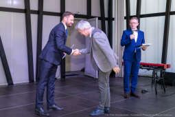 Jacek Zieliński urodził się 6 września w Krakowie. Ukończył liceum muzyczne w klasie skrzypiec