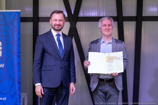 Jacek Zieliński urodził się 6 września w Krakowie. Ukończył liceum muzyczne w klasie skrzypiec