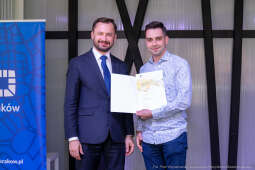 Jacek Zieliński urodził się 6 września w Krakowie. Ukończył liceum muzyczne w klasie skrzypiec