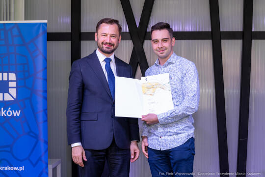 Jacek Zieliński urodził się 6 września w Krakowie. Ukończył liceum muzyczne w klasie skrzypiec