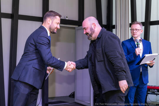 Jacek Zieliński urodził się 6 września w Krakowie. Ukończył liceum muzyczne w klasie skrzypiec