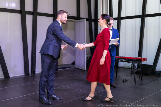 Jacek Zieliński urodził się 6 września w Krakowie. Ukończył liceum muzyczne w klasie skrzypiec