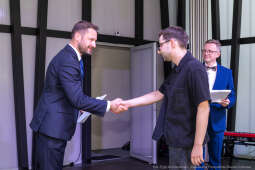 Jacek Zieliński urodził się 6 września w Krakowie. Ukończył liceum muzyczne w klasie skrzypiec