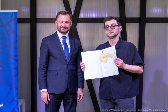 Jacek Zieliński urodził się 6 września w Krakowie. Ukończył liceum muzyczne w klasie skrzypiec