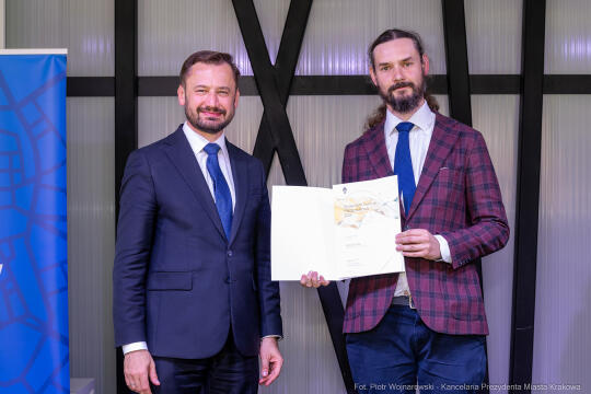 Jacek Zieliński urodził się 6 września w Krakowie. Ukończył liceum muzyczne w klasie skrzypiec