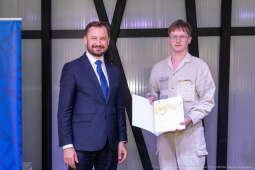 Jacek Zieliński urodził się 6 września w Krakowie. Ukończył liceum muzyczne w klasie skrzypiec