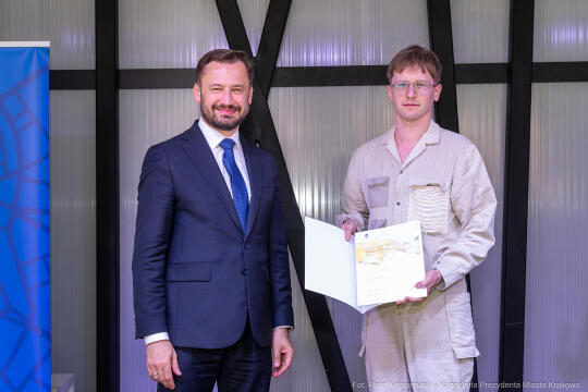 Jacek Zieliński urodził się 6 września w Krakowie. Ukończył liceum muzyczne w klasie skrzypiec