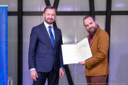 Jacek Zieliński urodził się 6 września w Krakowie. Ukończył liceum muzyczne w klasie skrzypiec