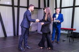 Jacek Zieliński urodził się 6 września w Krakowie. Ukończył liceum muzyczne w klasie skrzypiec