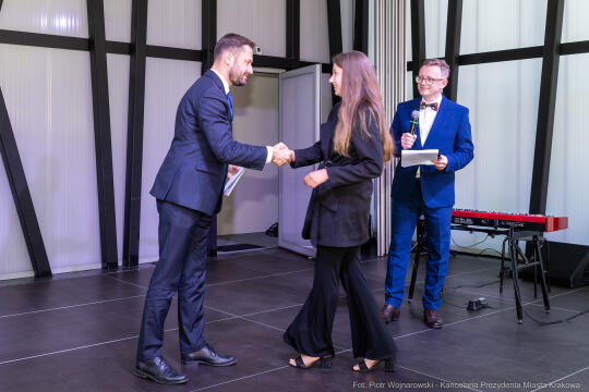 Jacek Zieliński urodził się 6 września w Krakowie. Ukończył liceum muzyczne w klasie skrzypiec