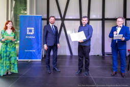 Jacek Zieliński urodził się 6 września w Krakowie. Ukończył liceum muzyczne w klasie skrzypiec