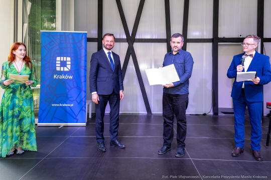 Jacek Zieliński urodził się 6 września w Krakowie. Ukończył liceum muzyczne w klasie skrzypiec