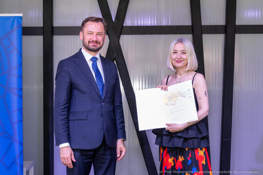 Jacek Zieliński urodził się 6 września w Krakowie. Ukończył liceum muzyczne w klasie skrzypiec