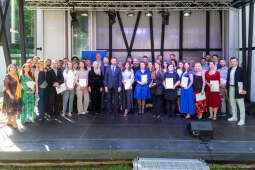 Jacek Zieliński urodził się 6 września w Krakowie. Ukończył liceum muzyczne w klasie skrzypiec