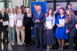 Jacek Zieliński urodził się 6 września w Krakowie. Ukończył liceum muzyczne w klasie skrzypiec