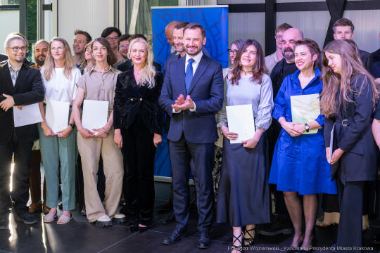 Jacek Zieliński urodził się 6 września w Krakowie. Ukończył liceum muzyczne w klasie skrzypiec