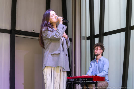 Jacek Zieliński urodził się 6 września w Krakowie. Ukończył liceum muzyczne w klasie skrzypiec