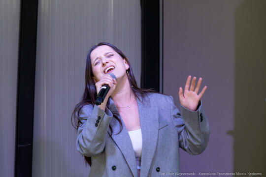 Jacek Zieliński urodził się 6 września w Krakowie. Ukończył liceum muzyczne w klasie skrzypiec