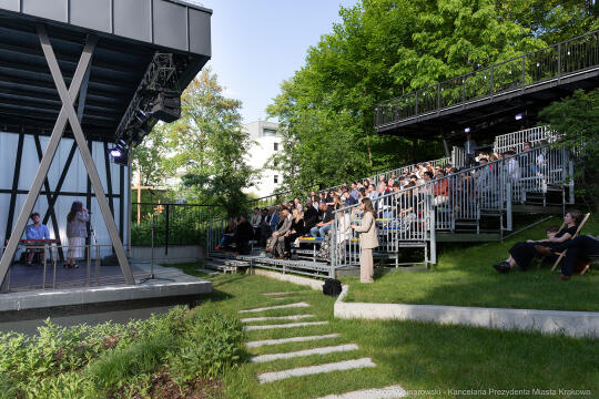 Jacek Zieliński urodził się 6 września w Krakowie. Ukończył liceum muzyczne w klasie skrzypiec