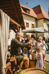 kruszenie soli przy kramie z solą.jpg