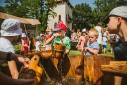 Święto soli - przelewanie solanki, w tle baszta xiv w., fot. d. kołakowski.jpg