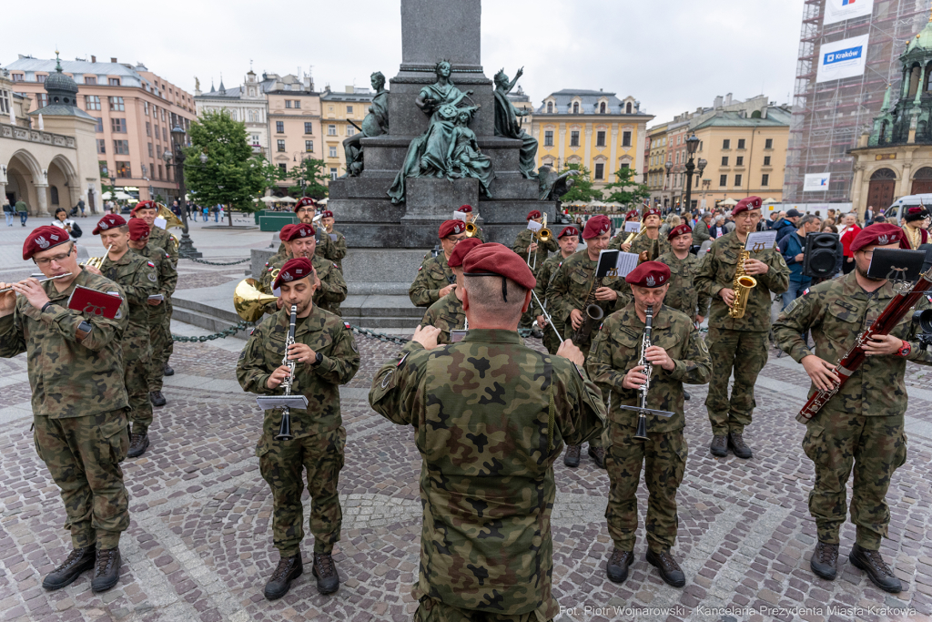 Miszalski, prezydent, obchody, Dzień Wolności i Praw Obywatelskich, obchody, Rynek, korowód, Drze  Autor: P. Wojnarowski