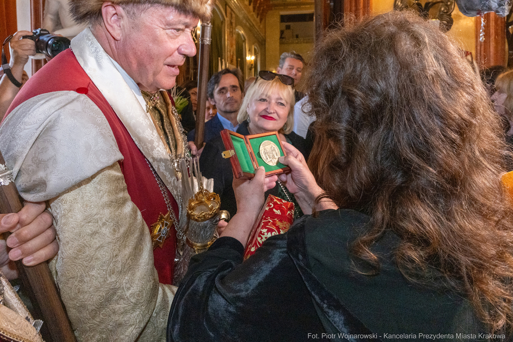 Anna Dymna, honorowa obywatelka Krakowa, gratulacje, Boniecki, Jaśkowiec, Klaman, Baran, Jazgar  Autor: P. Wojnarowski