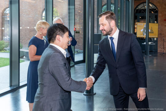 umk_0816.jpg-Miszalski Aleksander, prezydent, Kosek Jakub, korpus konsularny, MUFO, spotkanie